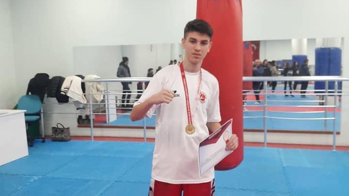 Okulumuz 10/C sınıfı öğrencisi Deniz Özer 57 kilo kick boks  il birincisi olmuştur.